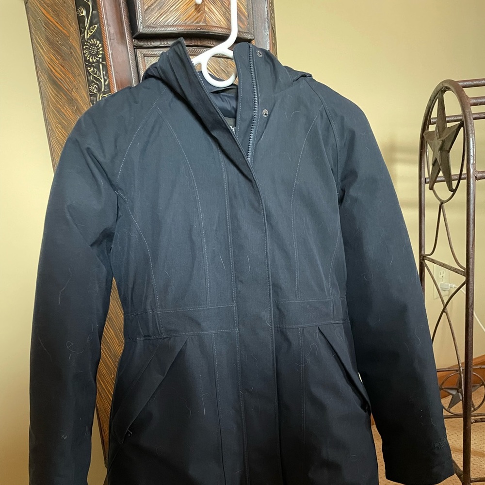 Navy blue north face down coat with removeabke hood.